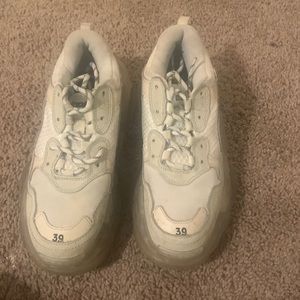 Very nice shoes and theres only pickup no delivery used worn 2 times